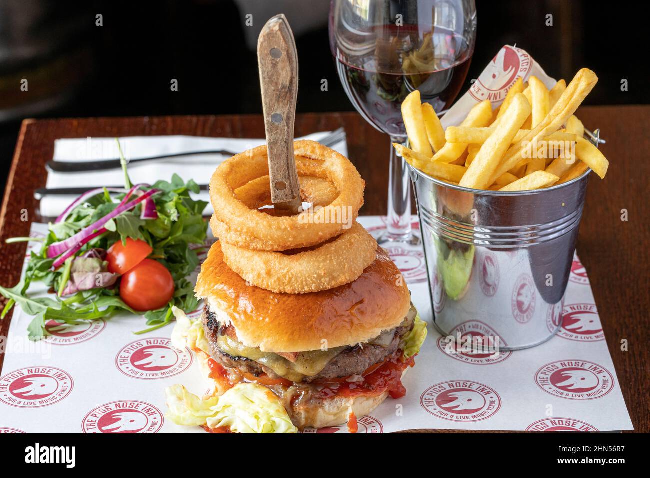 Hamburger, anelli di cipolle e patatine, cibo da pub servito al Pigs Nose Inn, East Prawle, Devon Foto Stock