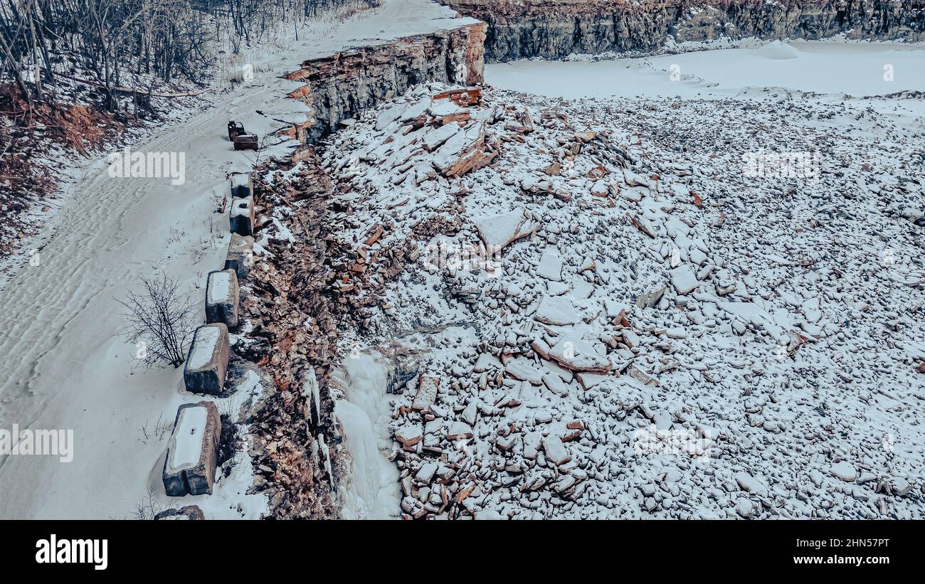 La neve copre questa cava di roccia ma mostra ancora attività indipendentemente dalla stagione Foto Stock