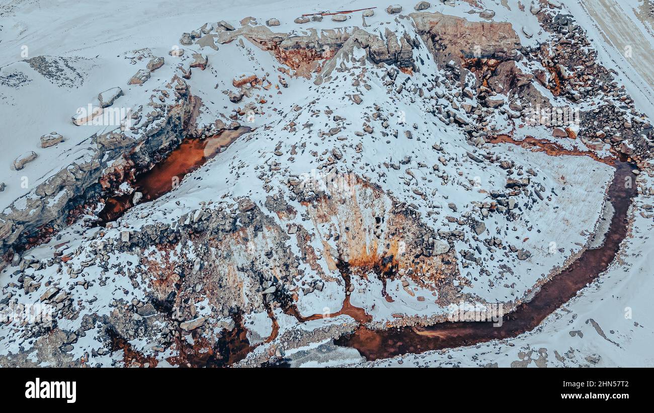 La neve copre questa cava di roccia ma mostra ancora attività indipendentemente dalla stagione Foto Stock