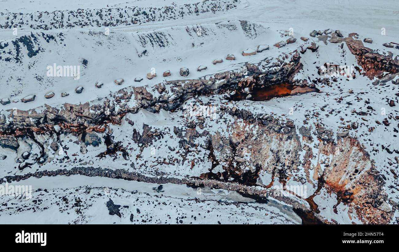 La neve copre questa cava di roccia ma mostra ancora attività indipendentemente dalla stagione Foto Stock