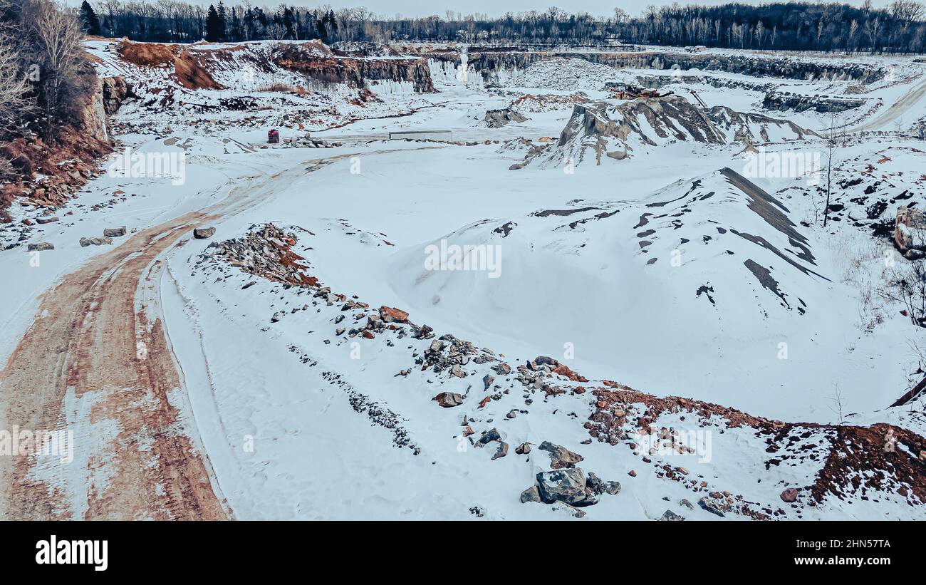 La neve copre questa cava di roccia ma mostra ancora attività indipendentemente dalla stagione Foto Stock