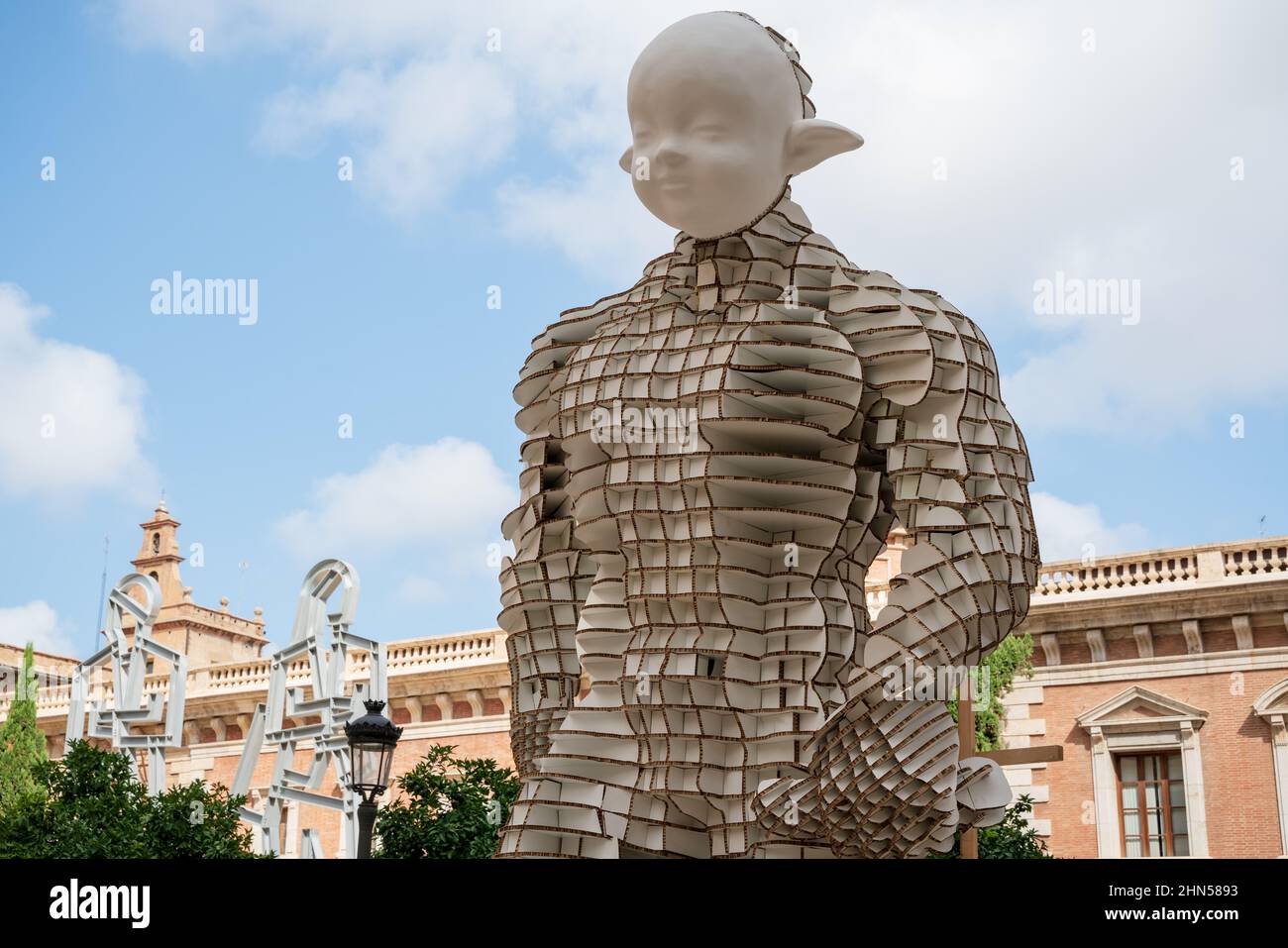 Valencia, Spagna - 4 settembre 2021: Figurine per il festival nazionale Fallas con la struttura cartacea originale alla Placa del col-legi del Patriarca Foto Stock