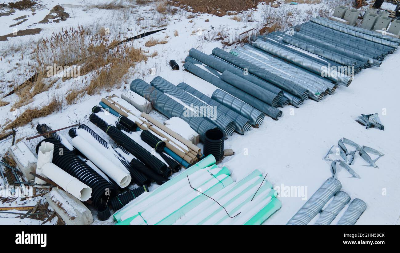 Non utilizzato coperto da tubi in acciaio ondulato da neve Foto Stock