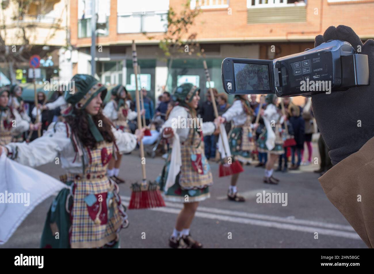 Badajoz, Spagna - Feb 13, 2018: Man registrazione San Roque comparsas parata. Il Carnevale di Badajoz è stato recentemente dichiarato festa dell'International Tourist Int Foto Stock