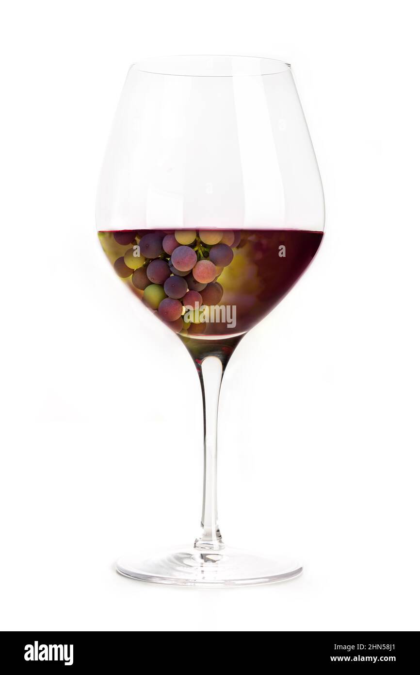 Uva da vino rosso in un bicchiere, collage creativo. Wineglass, isolato su sfondo bianco Foto Stock