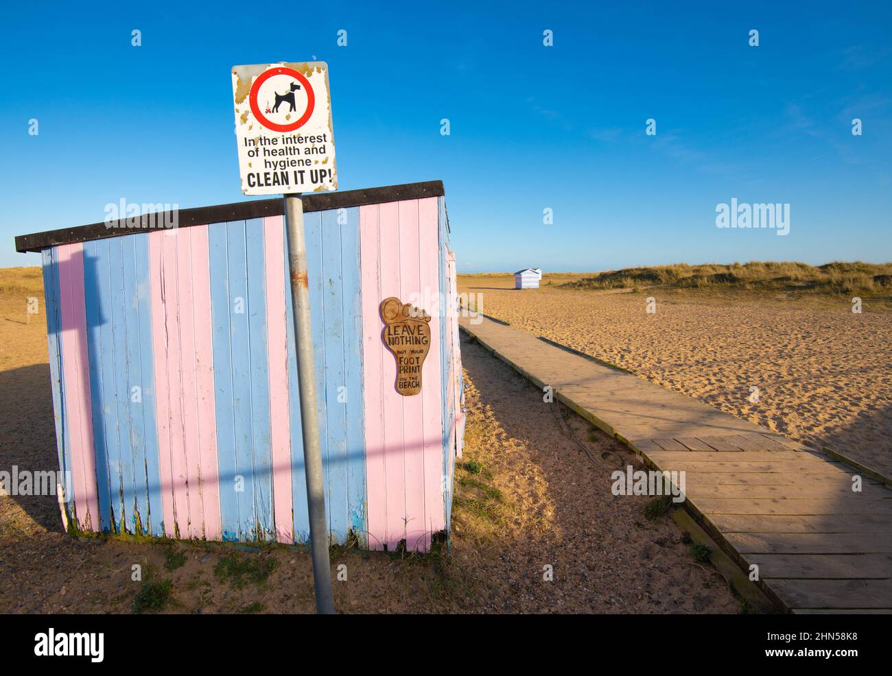 "Non lasciare altro che impronte". Segnaletica pulita sulla spiaggia, Great Yarmouth, Norfolk, UK Foto Stock