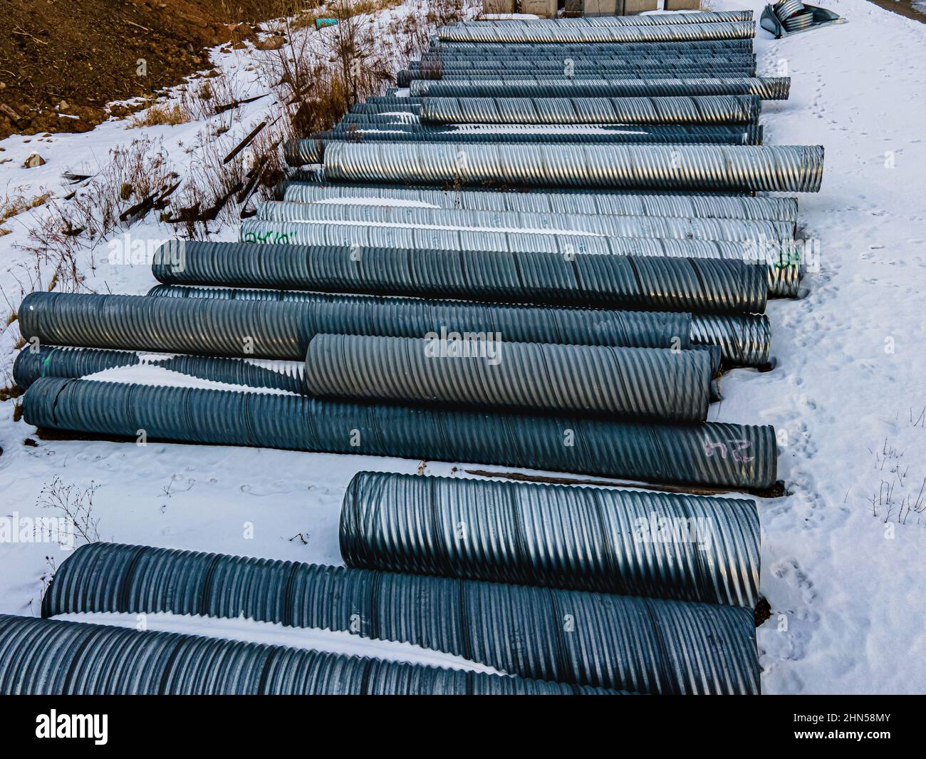 Non utilizzato coperto da tubi in acciaio ondulato da neve Foto Stock