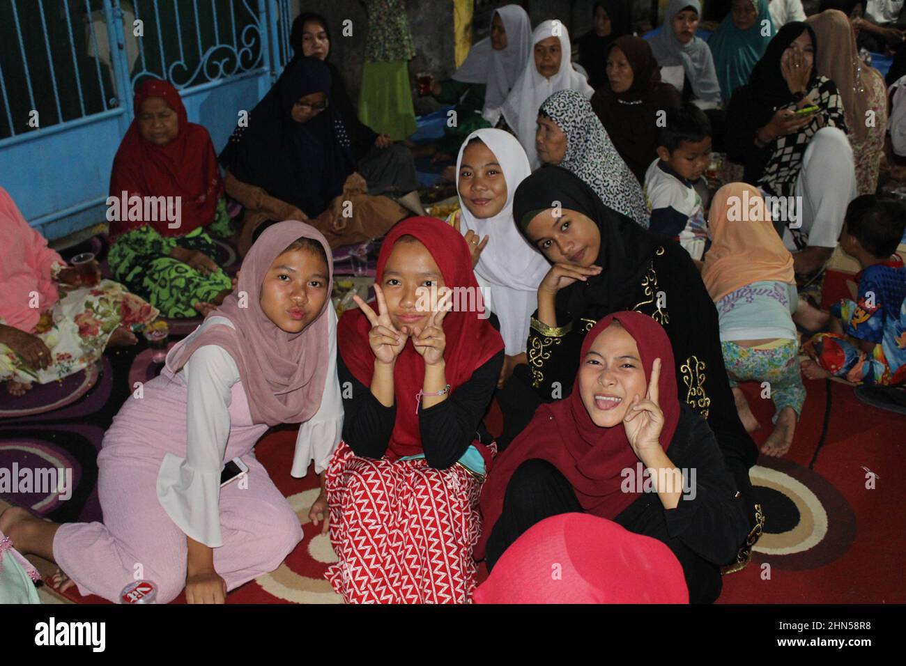 Jakarta, Indonesia - 11 19 2020: Un gruppo di donne velate si pone insieme durante l'Isra Miraj del profeta Maometto HA VISTO Foto Stock