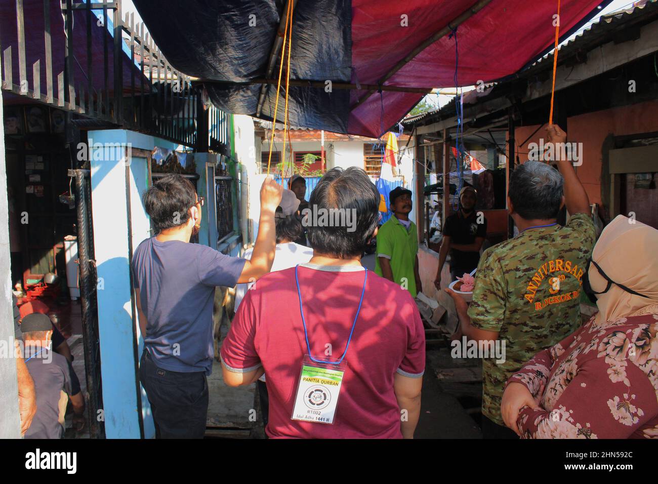 Giacarta, Indonesia - 11 19 2020: Un uomo con la schiena alla macchina fotografica e un altro uomo impegnato a costruire una tenda Foto Stock