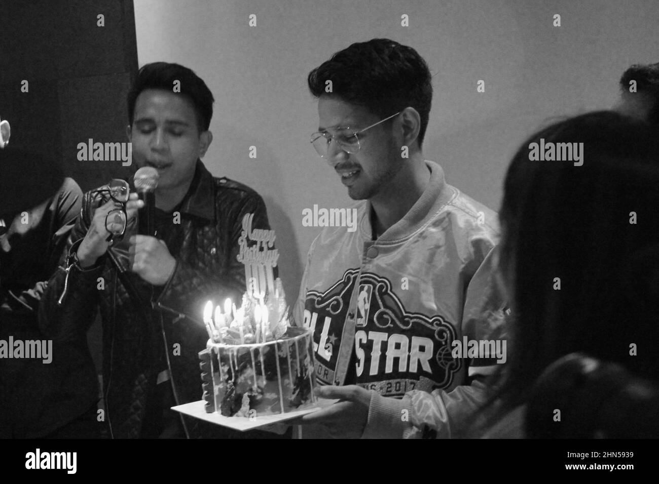Giacarta, Indonesia - 11 19 2020: Uomo che soffia candele al suo compleanno e ha partecipato ai suoi parenti più stretti Foto Stock