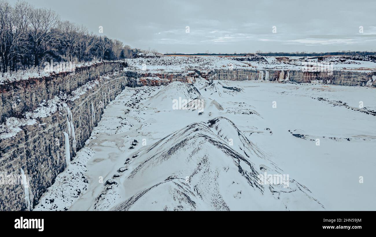 La neve copre questa cava di roccia ma mostra ancora attività indipendentemente dalla stagione Foto Stock