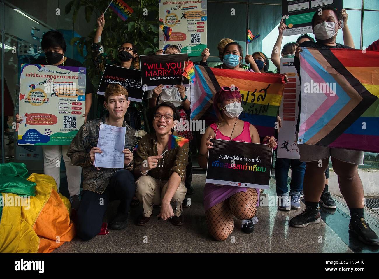 Bangkok, Tailandia. 14th Feb 2022. Gli attivisti thailandesi LGBTQ hanno cartelloni che esprimono le loro opinioni durante l'evento di registrazione del matrimonio ospitato dal distretto di Bang Rak il giorno di San Valentino a Bangkok. L'ufficio del distretto di Bang Khun Thian ha organizzato un evento di registrazione del matrimonio per le coppie LGBTQ, Che è la prima volta in Thailandia a promuovere e sostenere la parità di matrimonio in Thailandia. La registrazione del matrimonio delle coppie LGBTQ non è ancora legale, in quanto la legge di parità di matrimonio della Thailandia non è stata approvata dal Parlamento. Credit: SOPA Images Limited/Alamy Live News Foto Stock