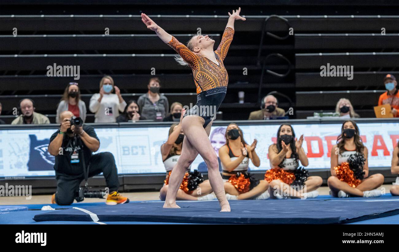 Corvallis, Stati Uniti. 13th Feb 2022. La OSU's Jade Carey, medaglia d'oro olimpica del 2020 nell'esercizio sul pavimento, ha vinto il pavimento ex con un perfetto 10,0 e ha posto il primo tutto intorno nella vittoria dell'università dello stato dell'Oregon sopra l'università dello stato di Washington nell'incontro della ginnastica delle donne al Gill Coliseum a Corvallis, Oregon il 13 febbraio 2022. (Foto di Jeff Wong/Sipa USA) Credit: Sipa USA/Alamy Live News Foto Stock