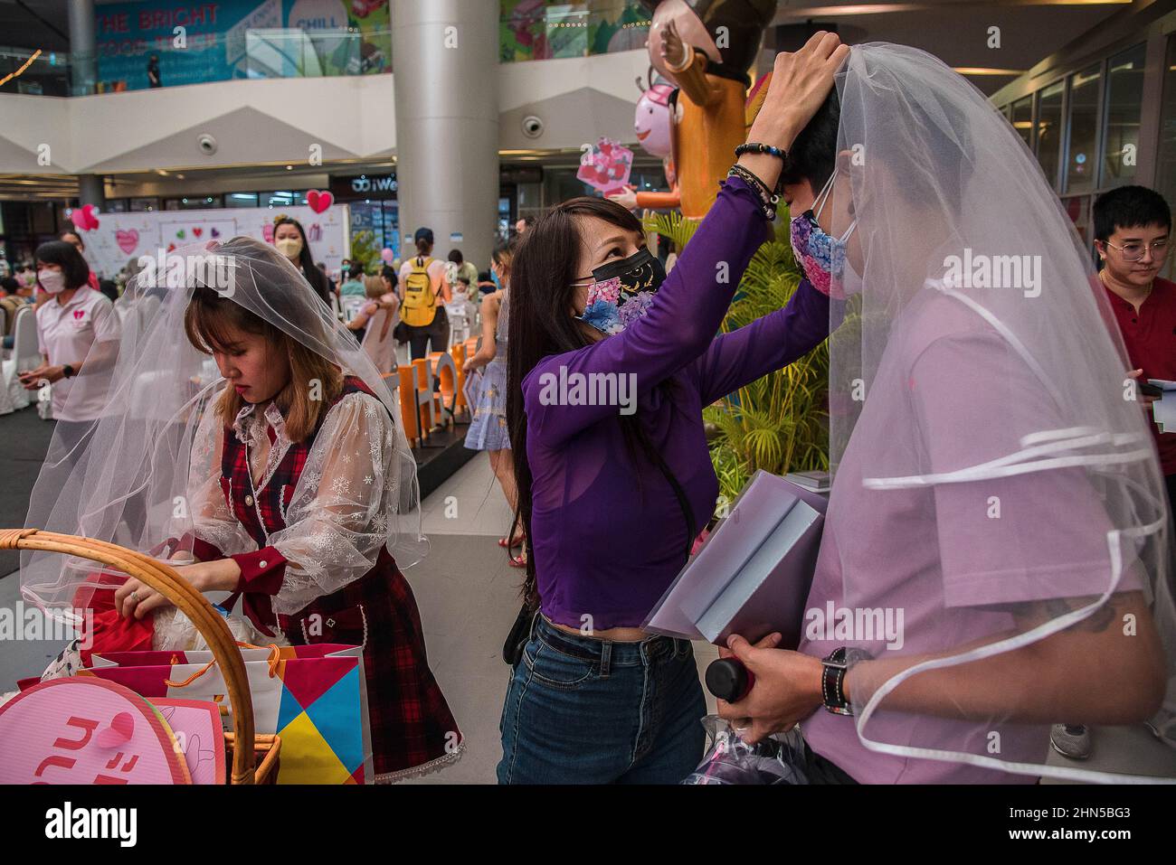 Bangkok, Tailandia. 14th Feb 2022. Una coppia tailandese LGBTQ si prepara durante l'evento di registrazione del matrimonio ospitato dal distretto di Bang Khun Thian il giorno di San Valentino a Bangkok. L'ufficio del distretto di Bang Khun Thian ha organizzato un evento di registrazione del matrimonio per le coppie LGBTQ, Che è la prima volta in Thailandia a promuovere e sostenere la parità di matrimonio in Thailandia. La registrazione del matrimonio delle coppie LGBTQ non è ancora legale, in quanto la legge di parità di matrimonio della Thailandia non è stata approvata dal Parlamento. (Foto di Peerapon Boonyakiat/SOPA Images/Sipa USA) Credit: Sipa USA/Alamy Live News Foto Stock