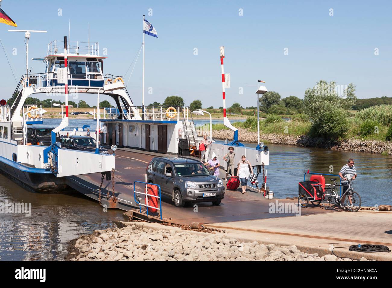 Automobili, ciclisti e pedoni lasciano il Darchau a Neu Darchau traghetto auto 'Tanja' sul fiume Elba in bassa Sassonia, Germania, Europa Foto Stock