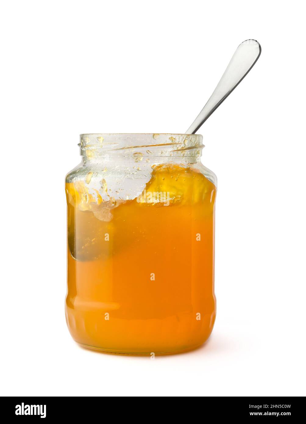 bottiglia di marmellata di frutta con un cucchiaio, isolato su sfondo bianco, primo piano Foto Stock