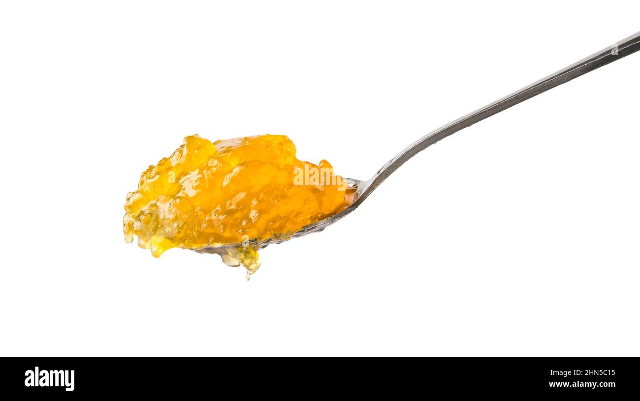 cucchiaio di marmellata di frutta isolato su sfondo bianco, primo piano Foto Stock