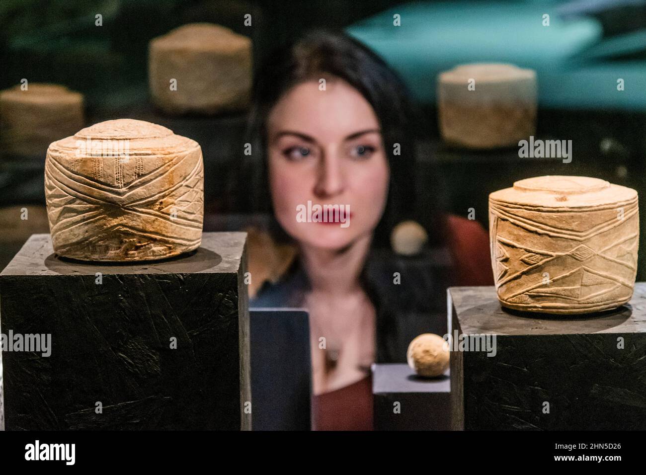 Londra, Regno Unito. 14 Feb 2022. Il tamburo di Burton Agnes (una scultura in gesso e 'il pezzo più importante di arte preistorica che si trova in Gran Bretagna negli ultimi 100 anni'), accompagnato da una palla di gesso e spilla d'osso lucidato, si trova sotto la testa di un bambino sepolto. La spina ossea è simile agli oggetti posti con sepolture all'interno di Stonehenge a circa lo stesso tempo perio(c.C.3000 BC) - il mondo di Stonehenge una nuova mostra al British Museum. Credit: Guy Bell/Alamy Live News Foto Stock