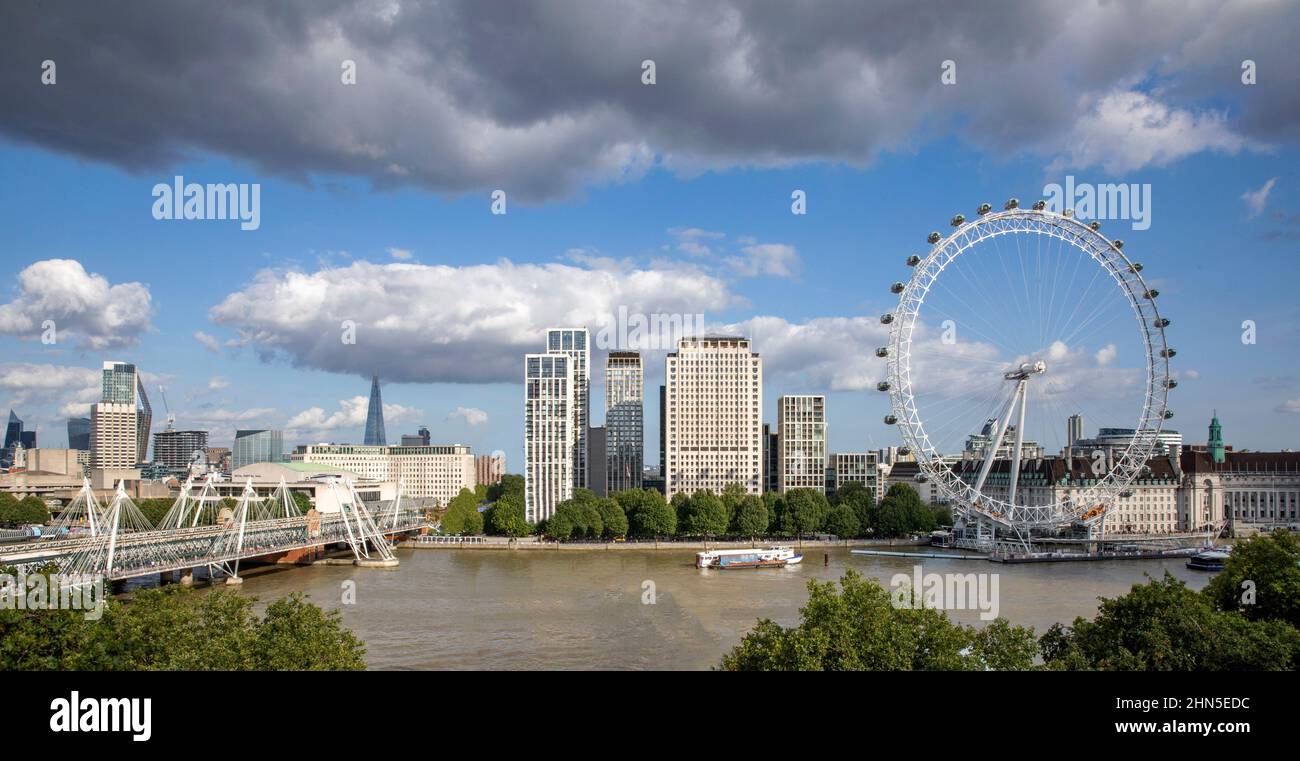 Vista del complesso Southbank da Westminster. 8-13 Casson Square, Londra, Regno Unito. Architetto: Patel Taylor Architects, 2022. Foto Stock