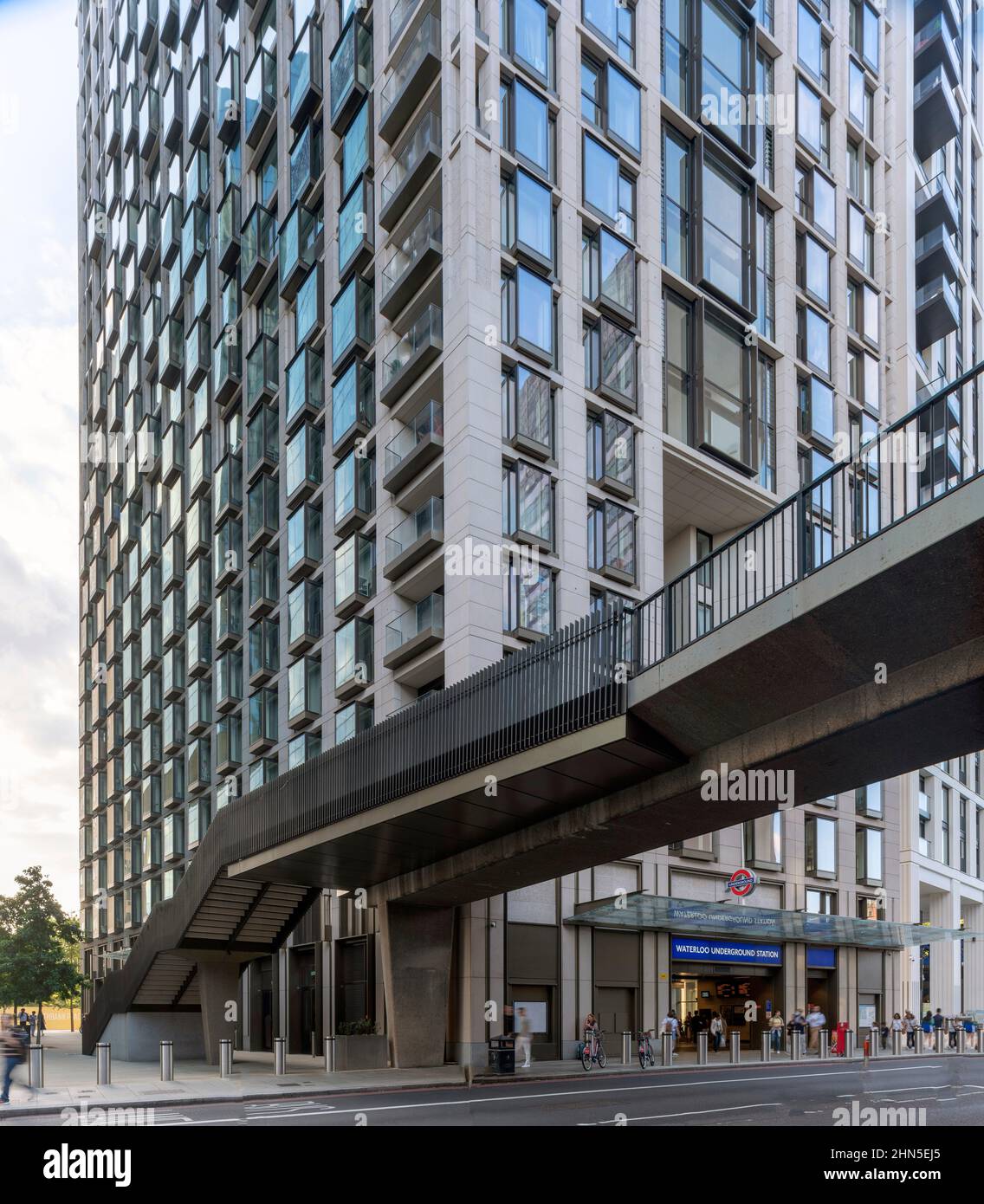 Ponte, ingresso della stazione della metropolitana al livello della strada. 8-13 Casson Square, Londra, Regno Unito. Architetto: Patel Taylor Architects, 2022. Foto Stock