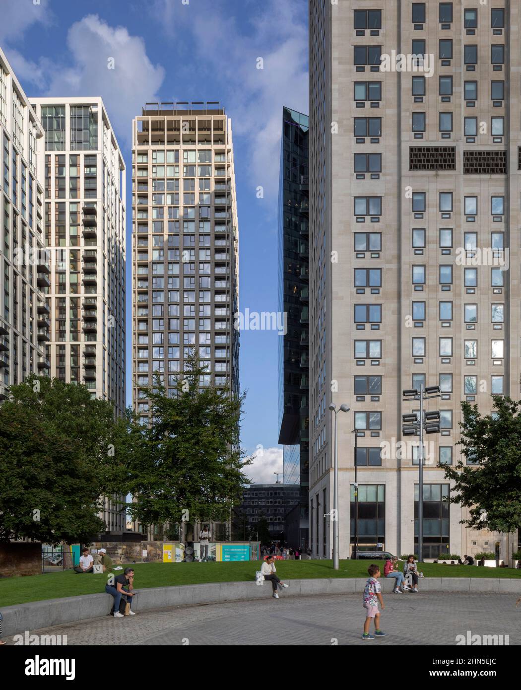 Vista dal Giardino Jubilee. 8-13 Casson Square, Londra, Regno Unito. Architetto: Patel Taylor Architects, 2022. Foto Stock