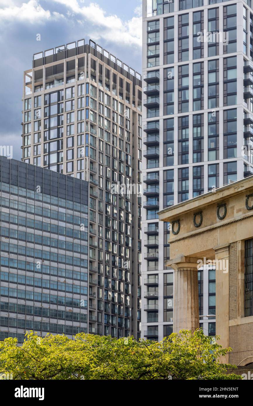 Southbank Complex dal St John's Churchyard. 8-13 Casson Square, Londra, Regno Unito. Architetto: Patel Taylor Architects, 2022. Foto Stock