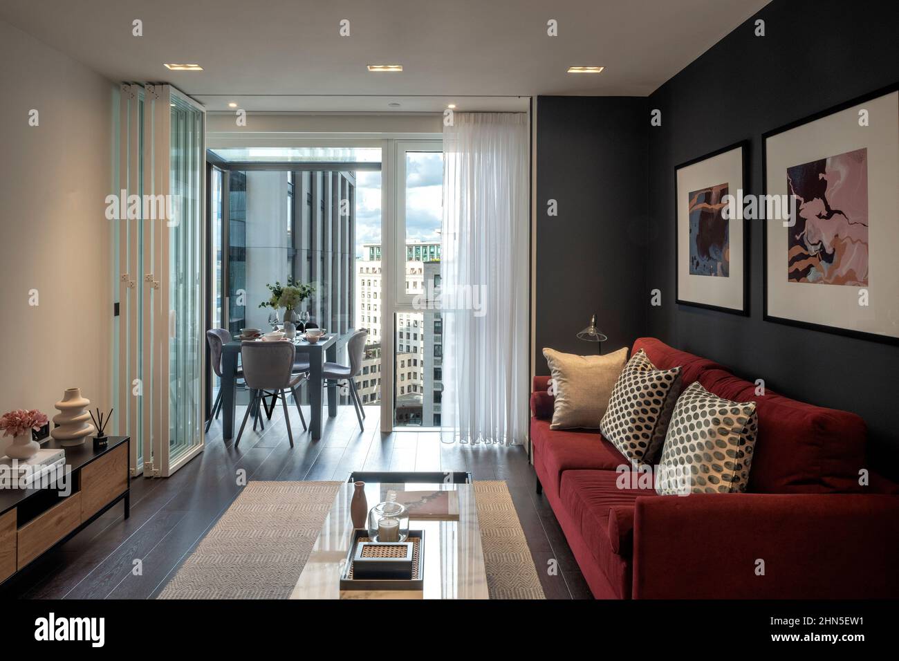 Soggiorno in appartamento a 14th piani. 8-13 Casson Square, Londra, Regno Unito. Architetto: Patel Taylor Architects, 2022. Foto Stock