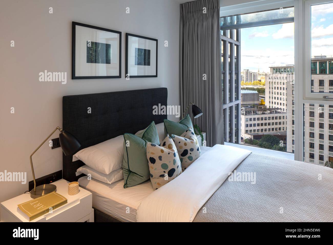 Camera da letto tipica. 8-13 Casson Square, Londra, Regno Unito. Architetto: Patel Taylor Architects, 2022. Foto Stock