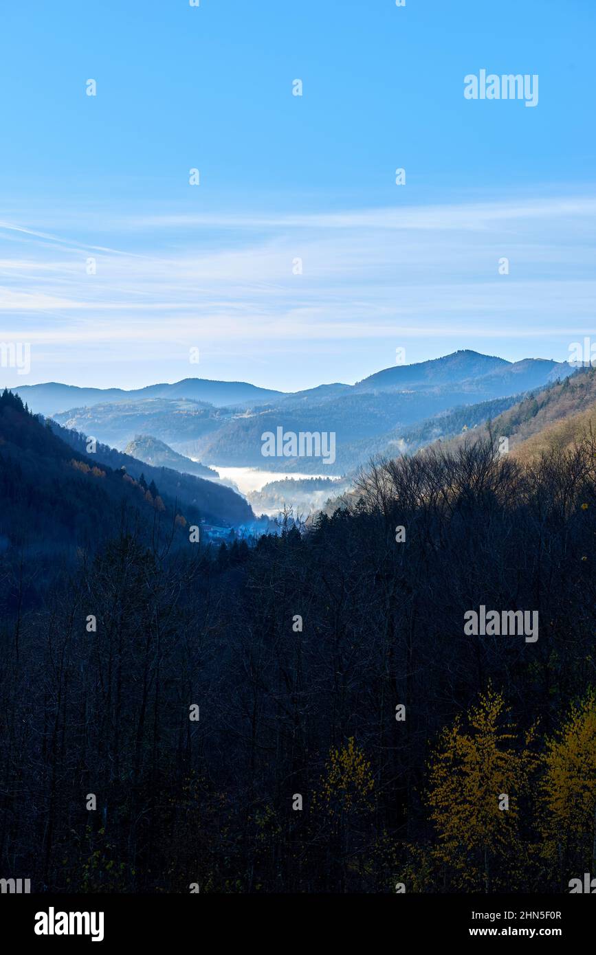 Orizzonte del cielo blu su un paesaggio montagnoso in inverno Foto Stock