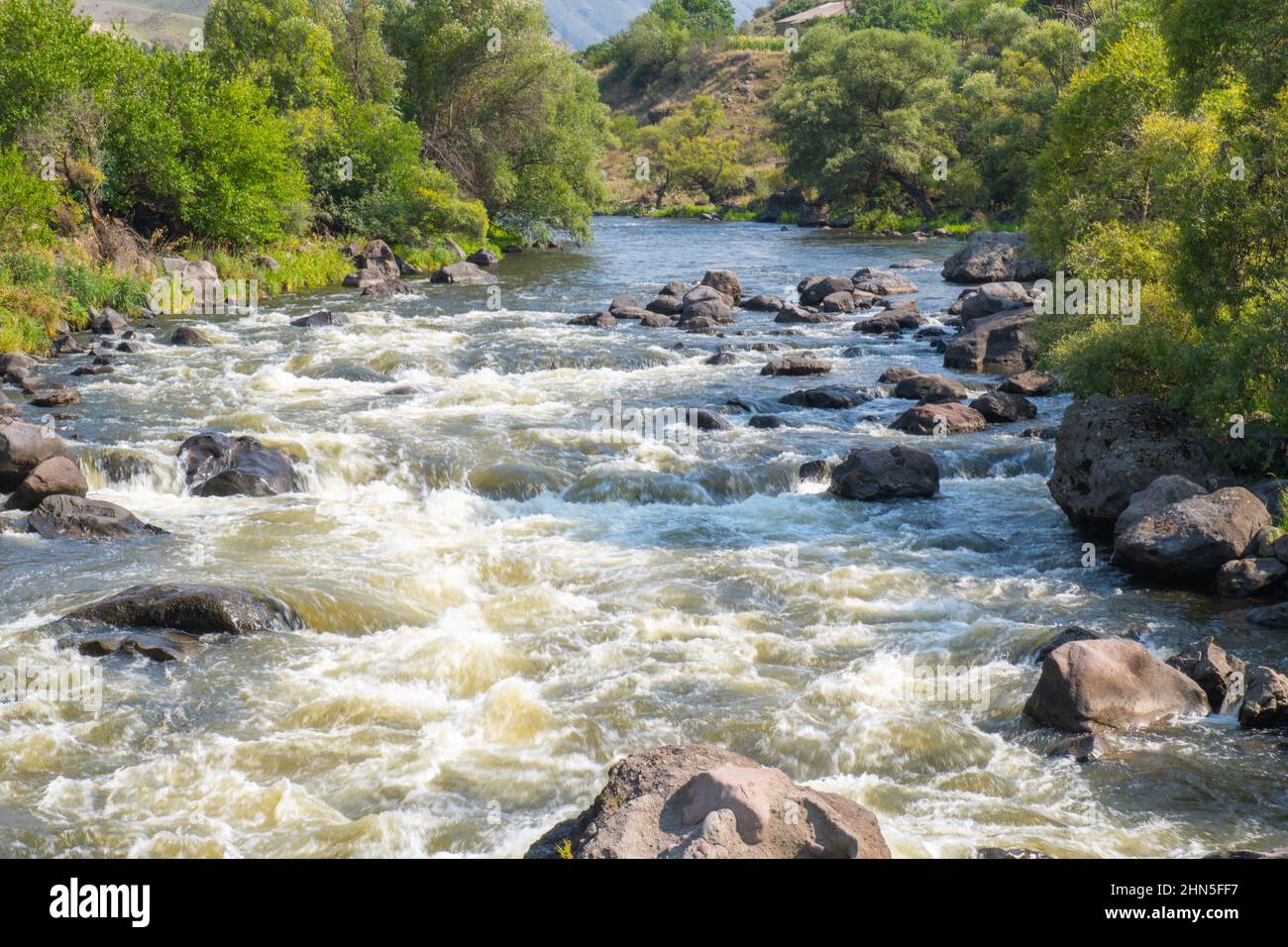 in georgia scorre un fiume di montagna molto tempestoso Foto Stock