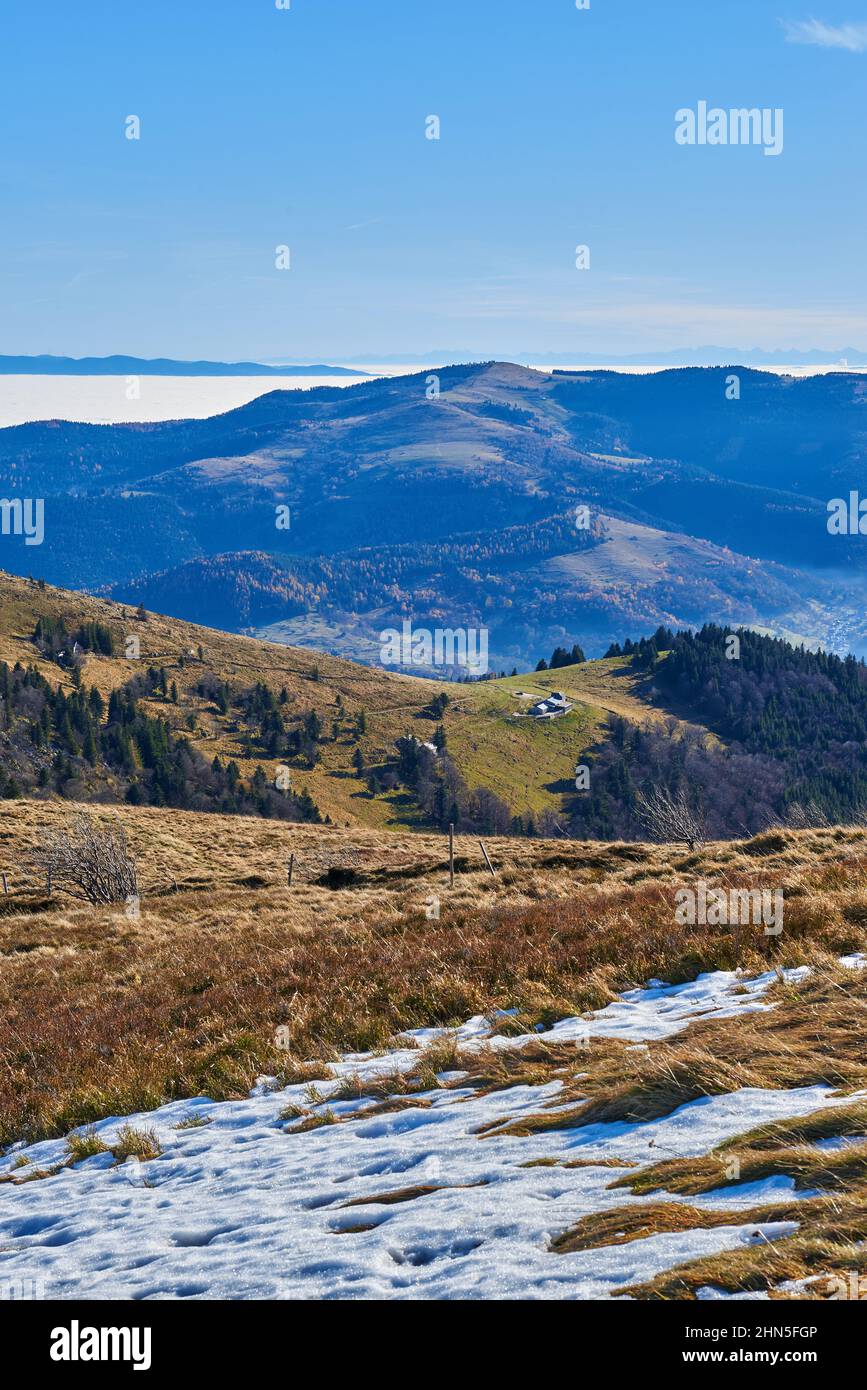 Orizzonte del cielo blu su un paesaggio montagnoso in inverno Foto Stock