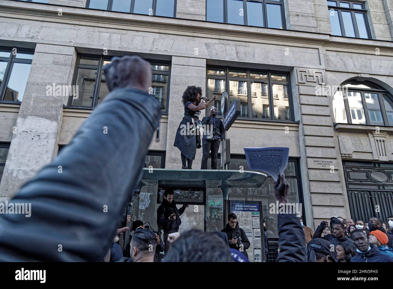 Parigi, Francia. 12th Feb 2022. ASSA Traoré, la sorellastra di Adama Traore, parla durante la manifestazione organizzata dal Comitato Adama. Foto Stock