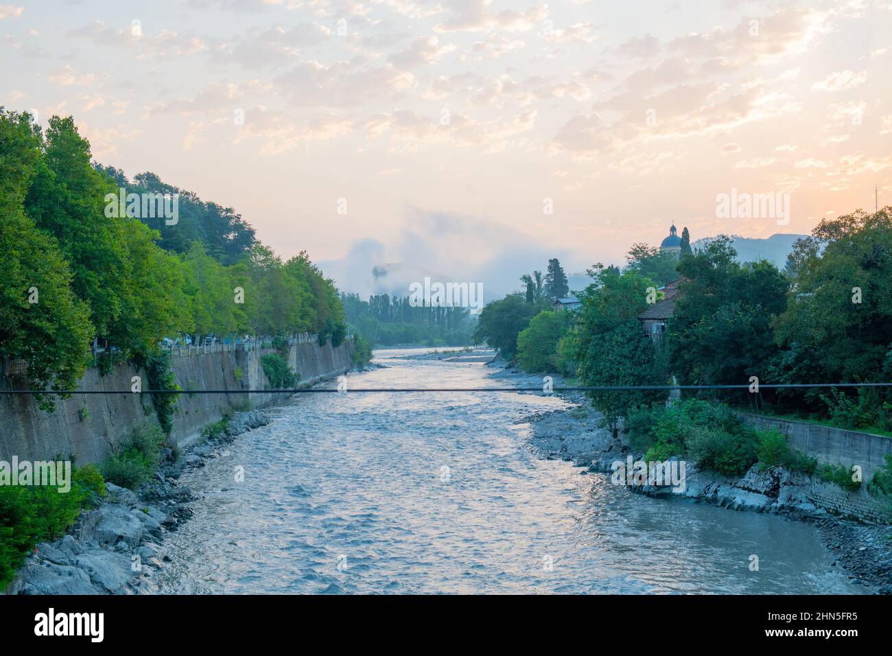fiume molto ampio in georgia in kutaisi Foto Stock