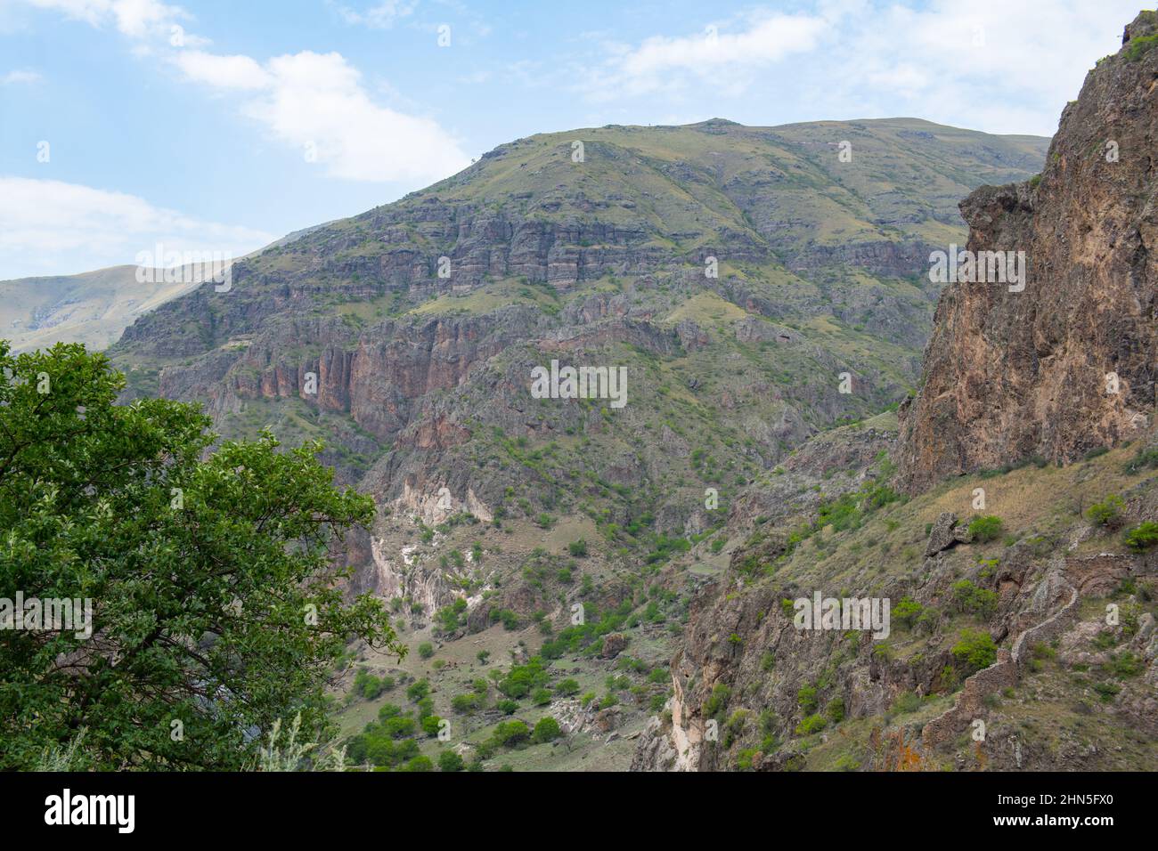 molto bella montagna rocciosa in georgia e cielo Foto Stock