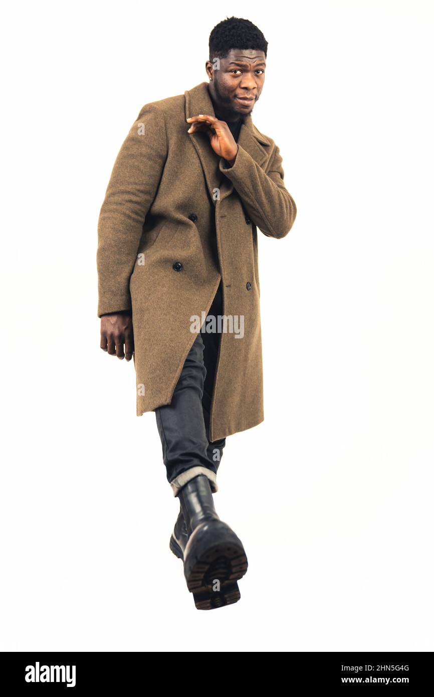 Modello Afroamericano che fa il calcio fissando lo sfondo bianco della fotocamera - full shot. Foto di alta qualità Foto Stock