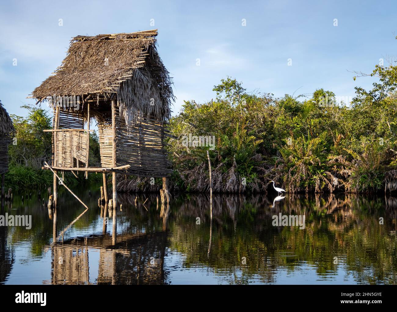 Capanne di pesca in piedi lungo il fiume. San Blas, Nayarit, Messico. Foto Stock