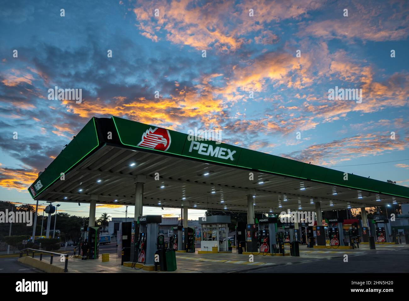 Nuvole colorate su una stazione di benzina Pemex. San Blas, Nayarit, Messico. Foto Stock