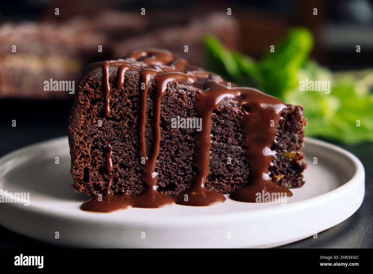 Fetta di torta al cioccolato con glassa su un piatto Foto Stock