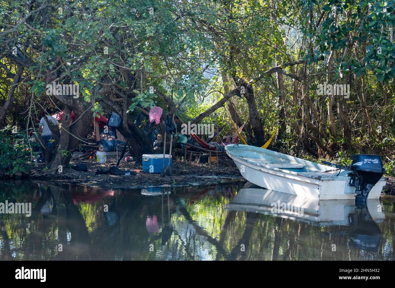 I lavoratori assunti per ripulire il fiume si accamparono lungo il fiume. San Blas, Nayarit, Messico. Foto Stock