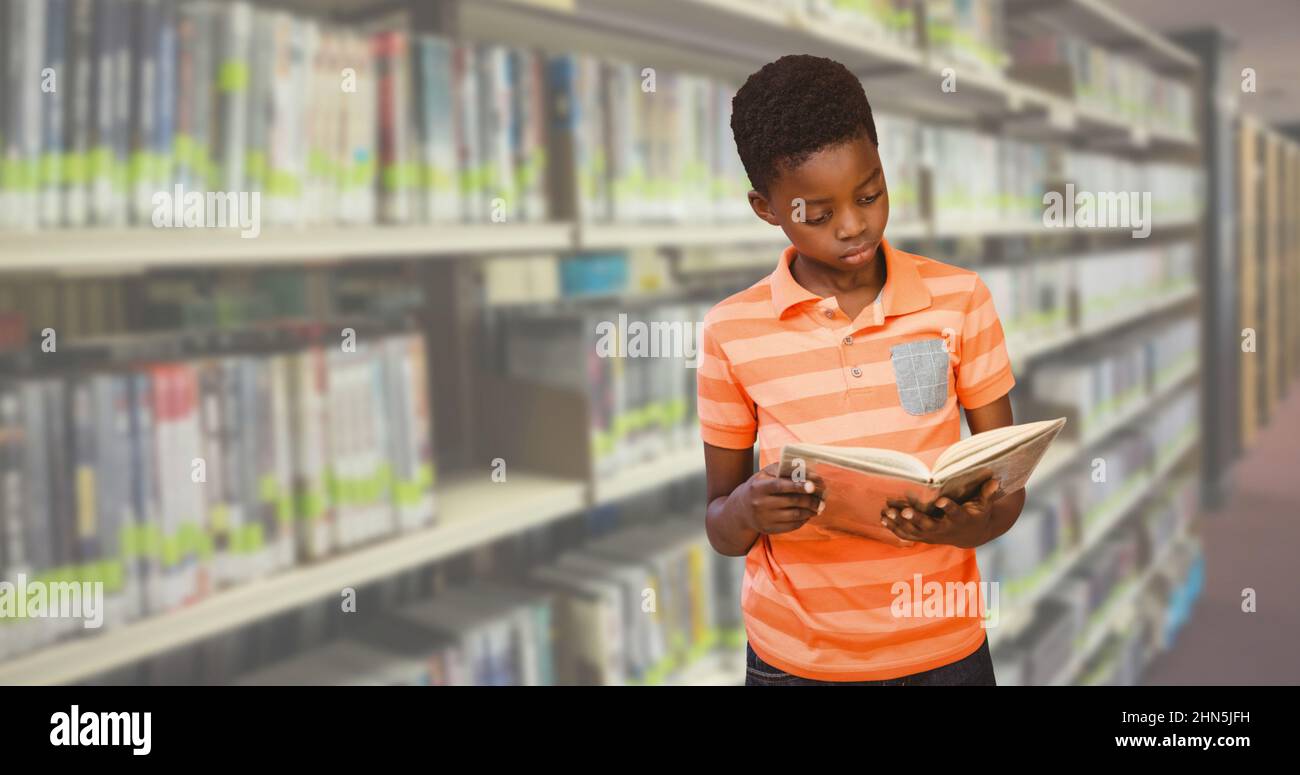 Immagine composita digitale del libro di lettura del ragazzo elementare afroamericano mentre si trova in biblioteca Foto Stock