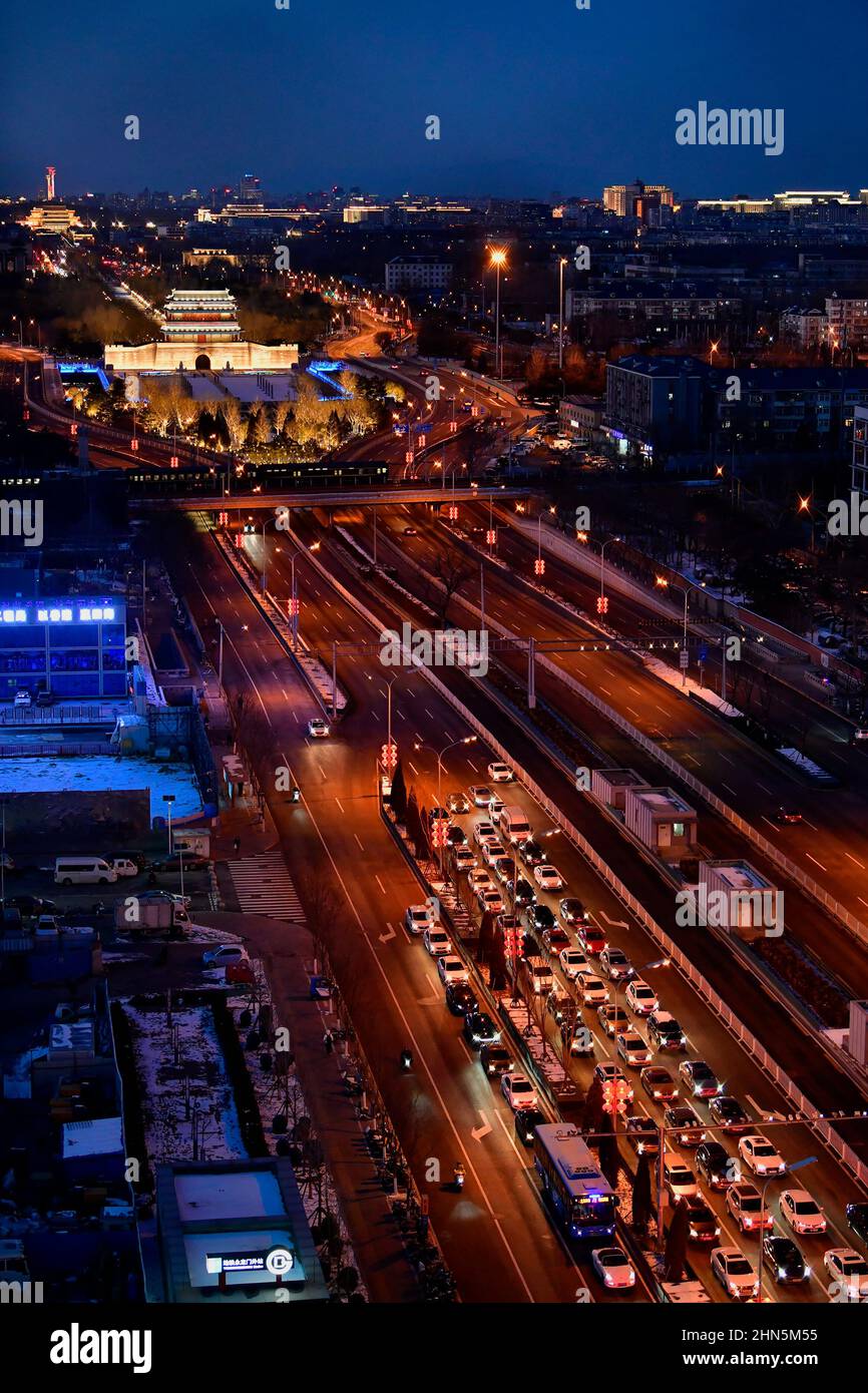 PECHINO, CINA - 14 FEBBRAIO 2022 - Fotografia aerea dell'asse centrale di Pechino, con luci che brillano tutto il senso, 14 febbraio 2022, Pechino, C. Foto Stock