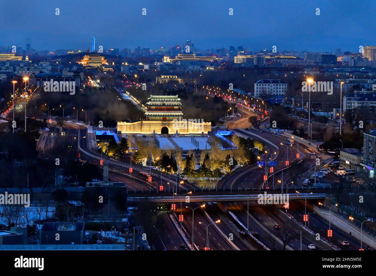 PECHINO, CINA - 14 FEBBRAIO 2022 - Fotografia aerea dell'asse centrale di Pechino, con luci che brillano tutto il senso, 14 febbraio 2022, Pechino, C. Foto Stock