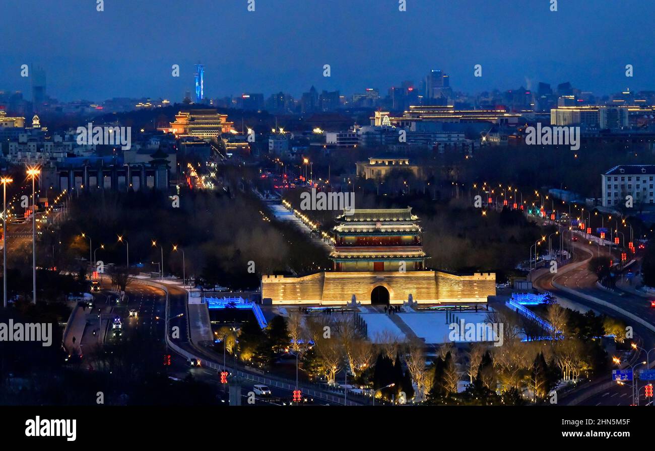 PECHINO, CINA - 14 FEBBRAIO 2022 - Fotografia aerea dell'asse centrale di Pechino, con luci che brillano tutto il senso, 14 febbraio 2022, Pechino, C. Foto Stock