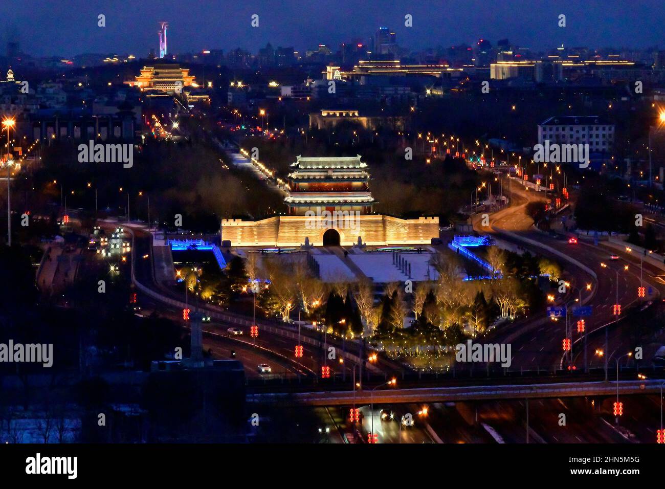 PECHINO, CINA - 14 FEBBRAIO 2022 - Fotografia aerea dell'asse centrale di Pechino, con luci che brillano tutto il senso, 14 febbraio 2022, Pechino, C. Foto Stock