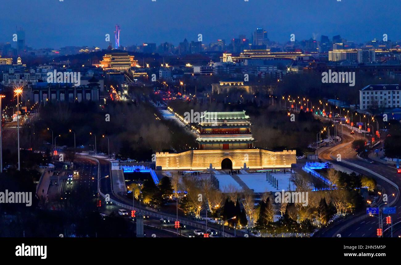 PECHINO, CINA - 14 FEBBRAIO 2022 - Fotografia aerea dell'asse centrale di Pechino, con luci che brillano tutto il senso, 14 febbraio 2022, Pechino, C. Foto Stock