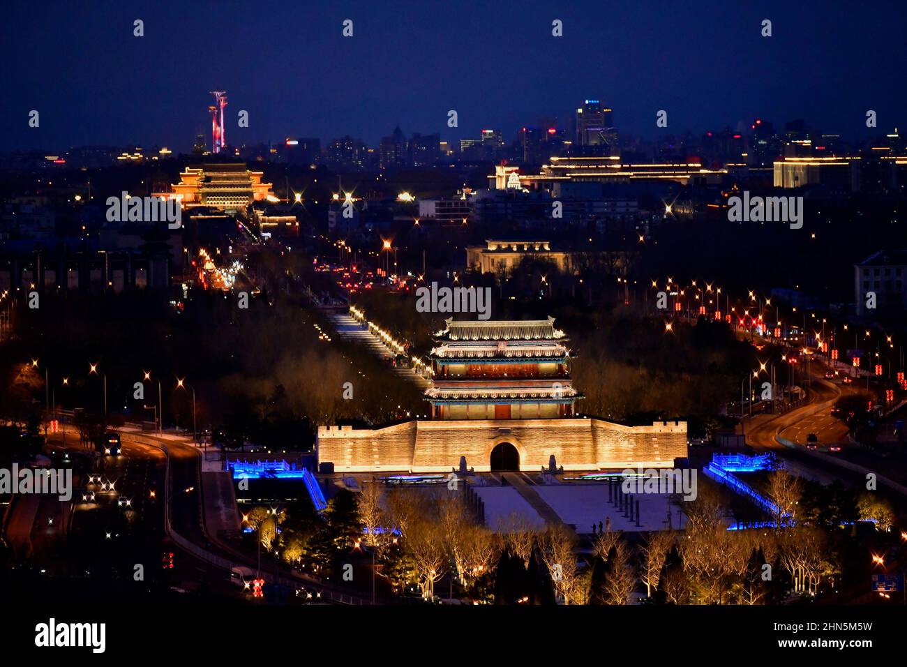 PECHINO, CINA - 14 FEBBRAIO 2022 - Fotografia aerea dell'asse centrale di Pechino, con luci che brillano tutto il senso, 14 febbraio 2022, Pechino, C. Foto Stock