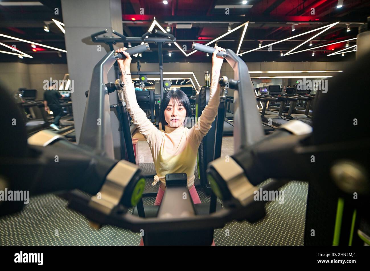 ZHENJIANG, CINA - 14 FEBBRAIO 2022 - Baolong zero gym coach guida gli studenti per svolgere l'allenamento aerobico, Zhenjiang City, Jiangsu Province Foto Stock