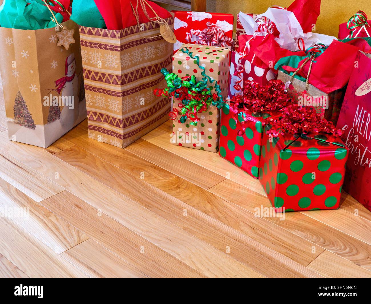 Un assortimento colorato di regali di Natale splendidamente avvolti Foto Stock