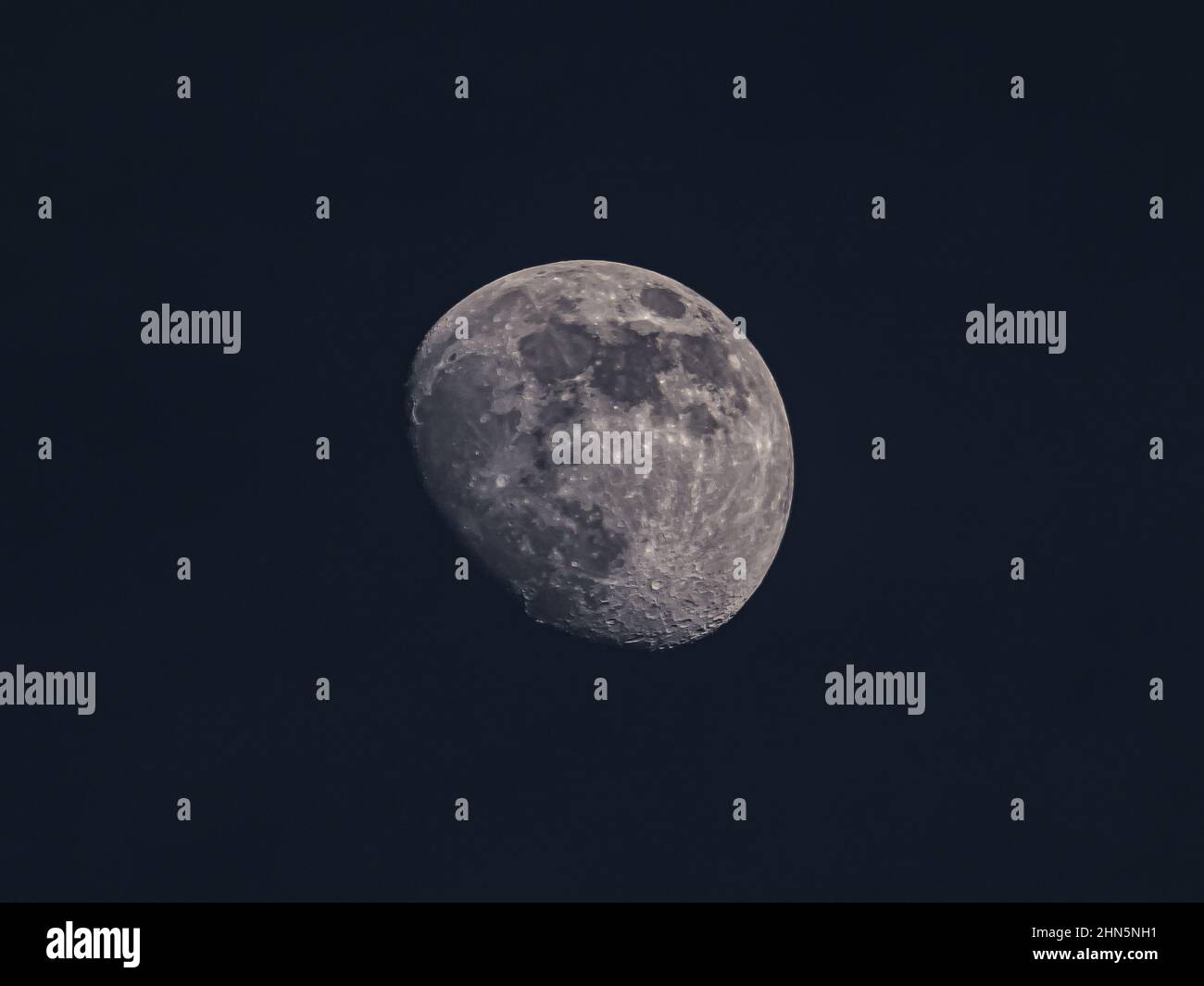 Luna in cielo scuro nel mese di febbraio Foto Stock