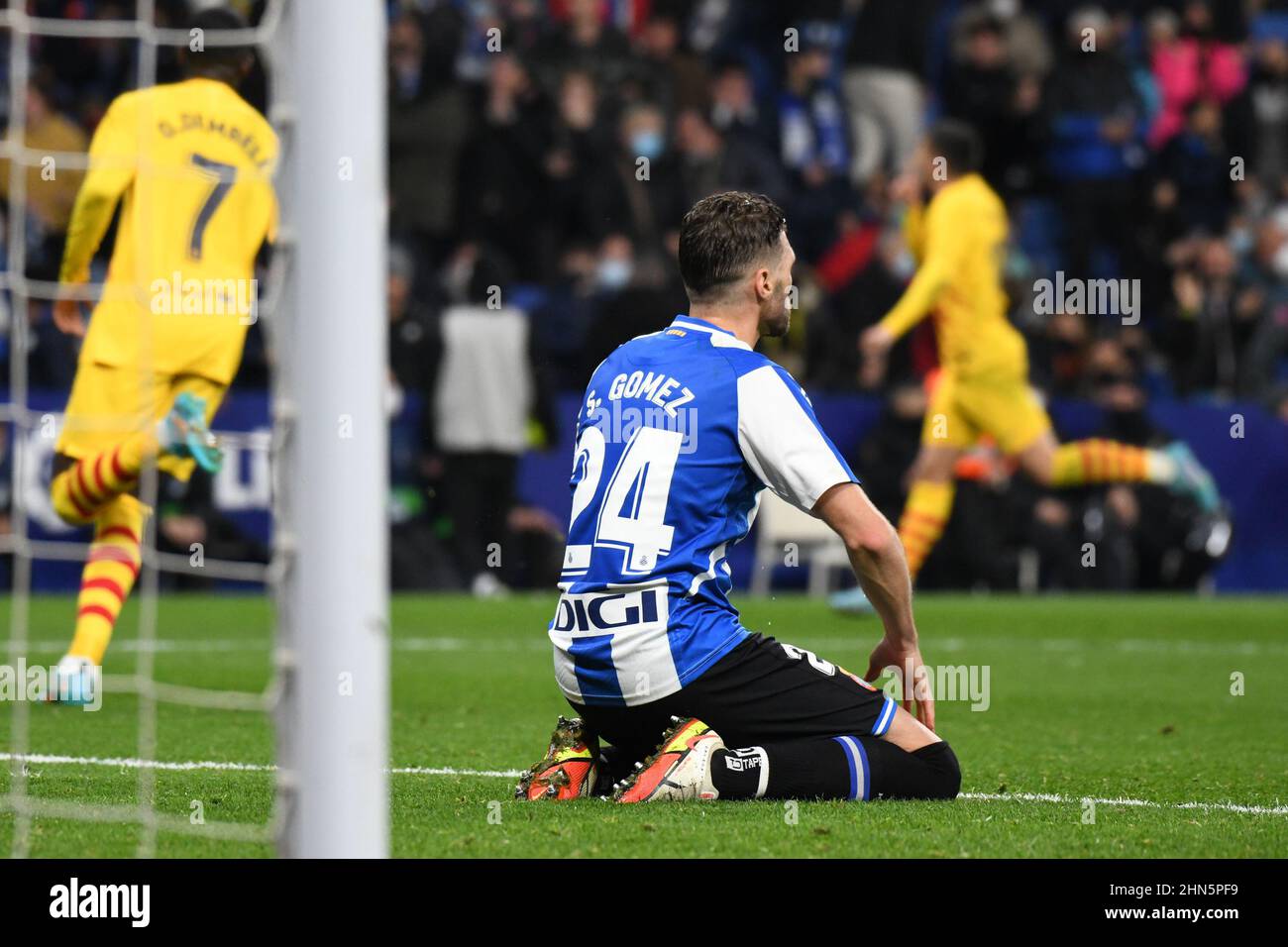 Barcellona, Spagna. 13th Feb 2022. BARCELLONA - FEBBRAIO 13: Sergi Gomez di RCD Espanyol reagisce mentre i giocatori di Barcellona (L) festeggiano dopo aver segnato un gol dell'ultimo minuto durante la partita la Liga tra RCD Espanyol e Barcellona allo stadio RCDE il 13 Febbraio 2022 a Barcellona, Spagna. (Foto di Sara Aribó/PxImages) Credit: PX Images/Alamy Live News Foto Stock